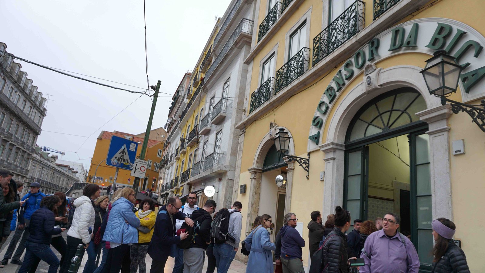 Outside Bica Funicular Station 比卡纜車車站
