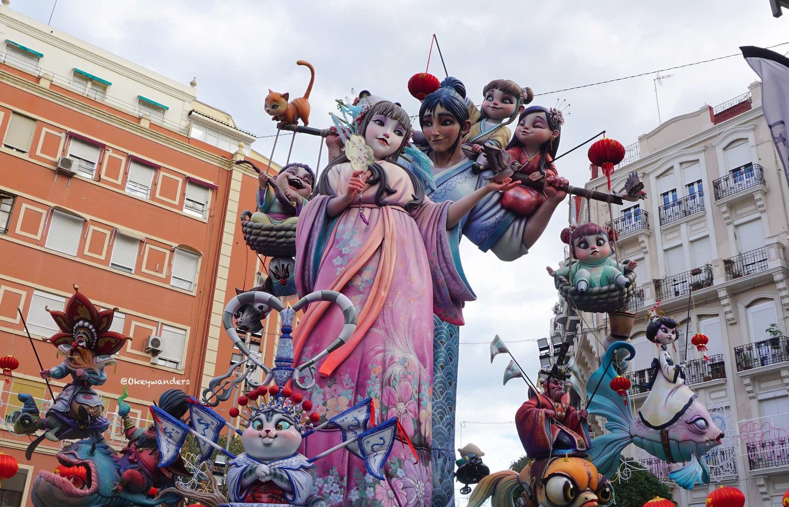 西班牙節日法雅節街頭人偶裝飾 Valencia during Fallas