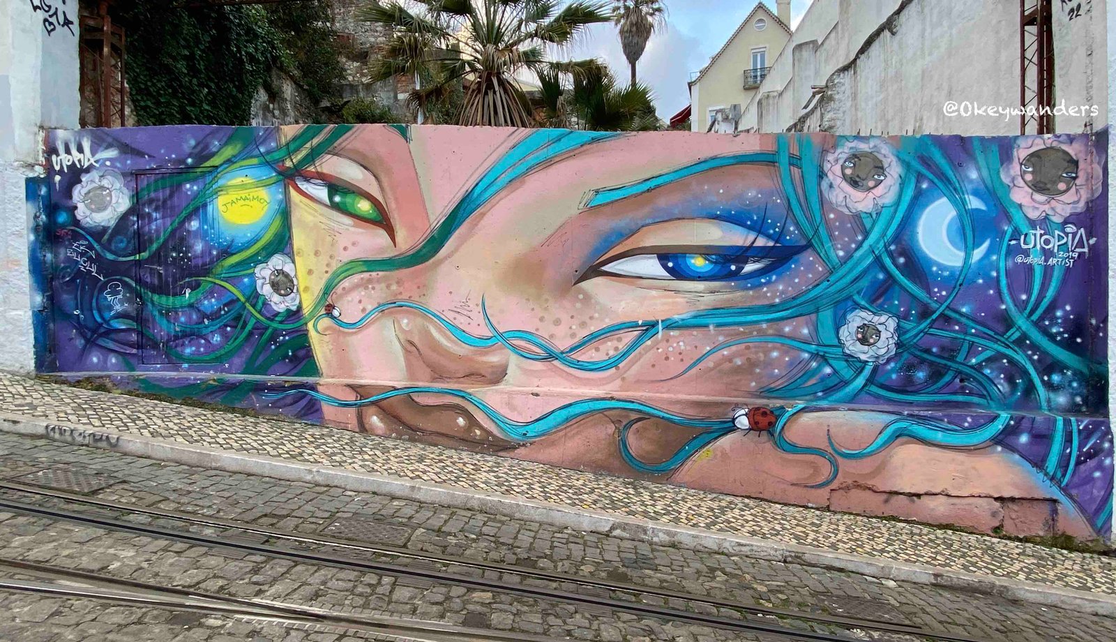 mural art on the way to miradouro 車軌旁的壁畫