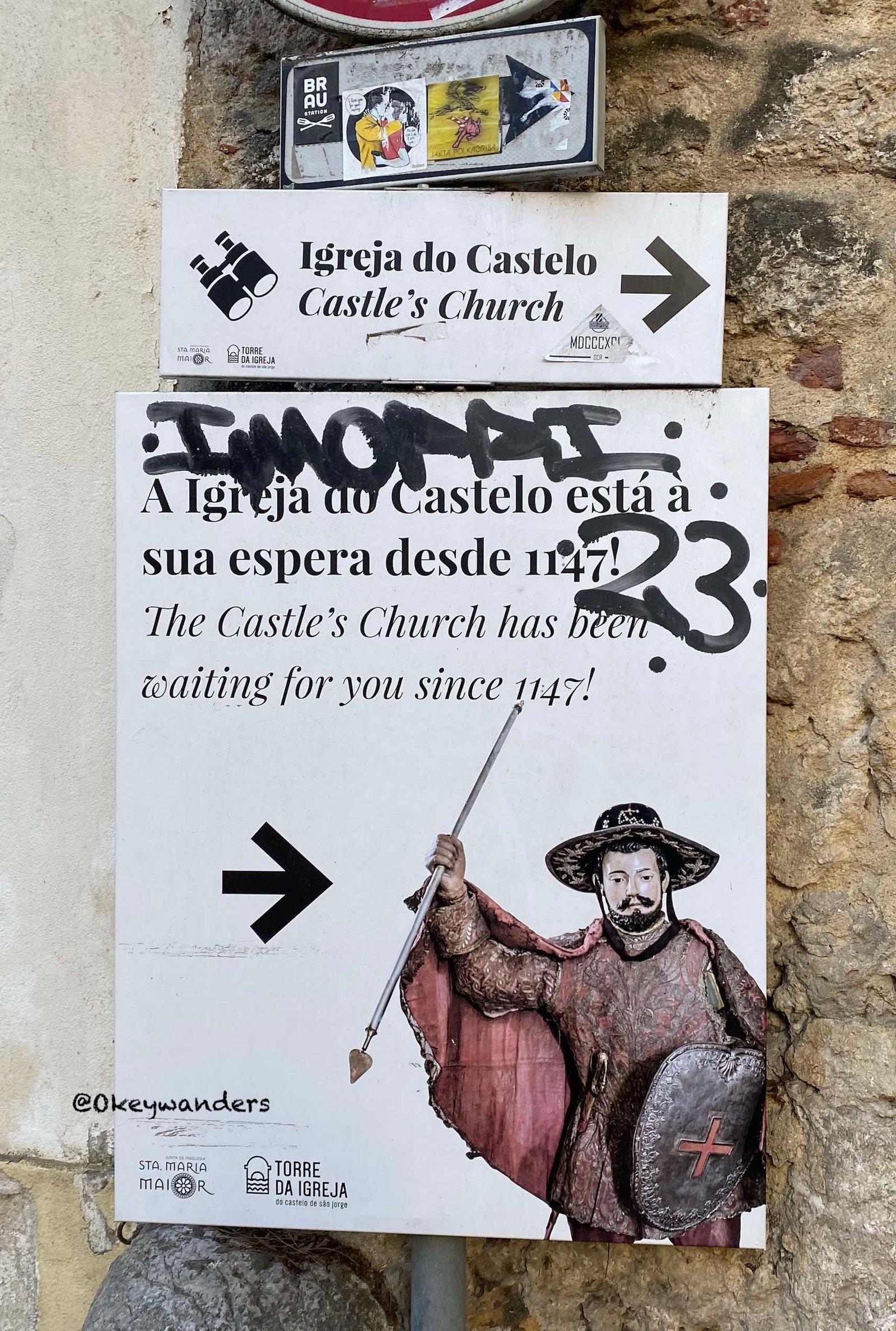 signpost outside castle 聖若熱城堡外的教堂指路牌