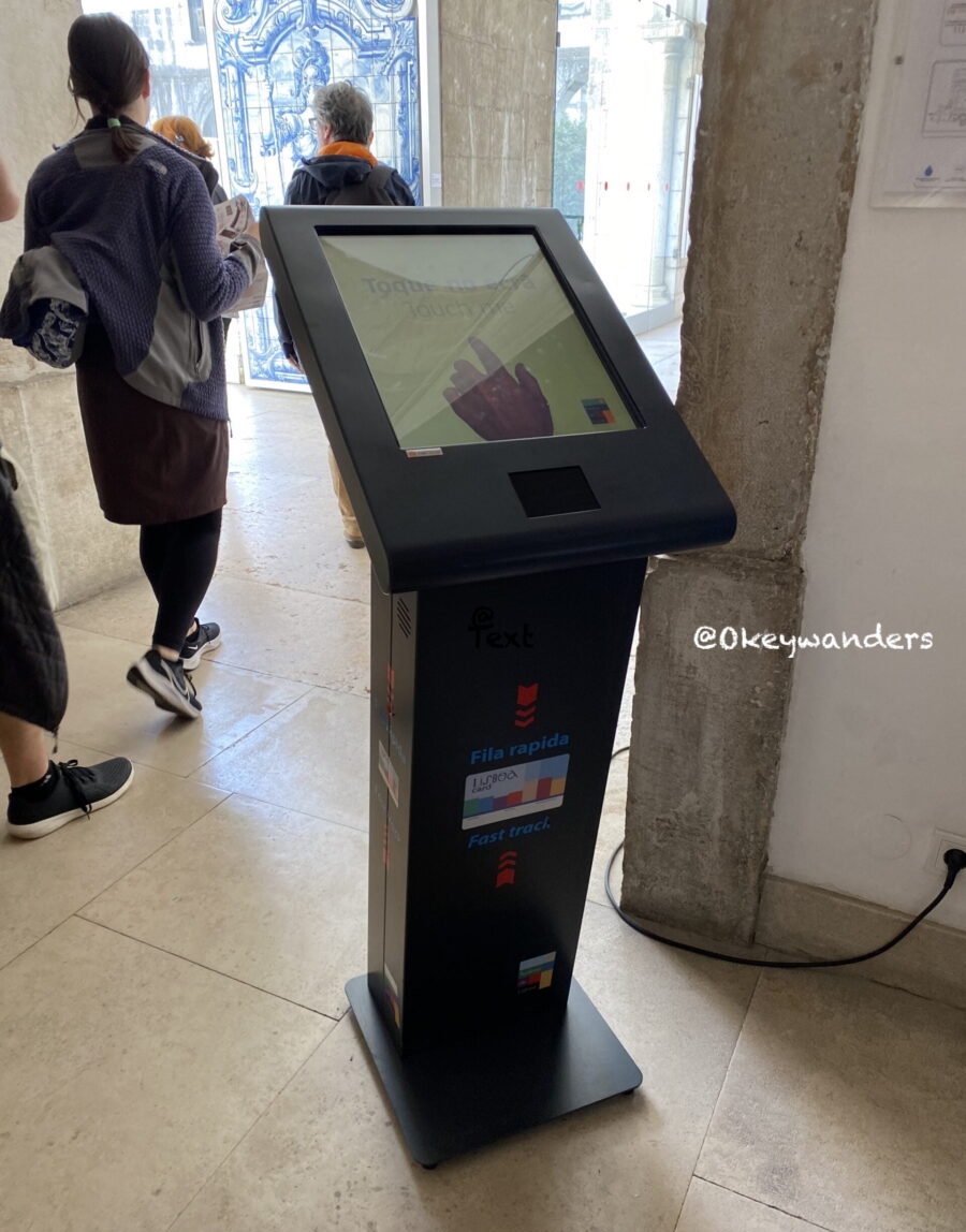 Fast track machine for Lisboa Card holders 快速通道