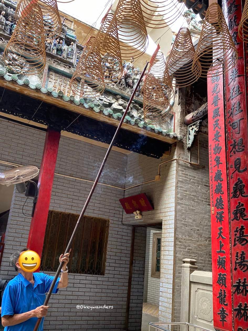 掛上塔香 hanging the incense